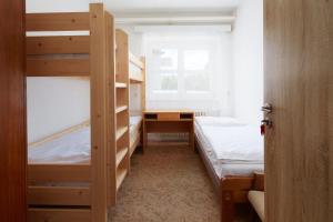 Łóżko lub łóżka w pokoju w obiekcie Hotel Medlov Depandance