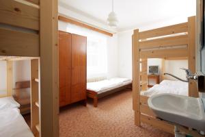 Łóżko lub łóżka w pokoju w obiekcie Hotel Medlov Depandance