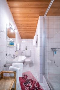 Kúpeľňa v ubytovaní Haus Marianne