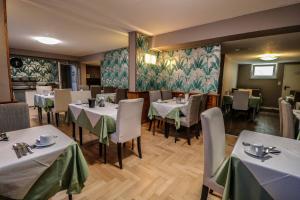 un restaurante con mesas y sillas en una habitación en Garni Hotel Rödelheimer Hof en Frankfurt