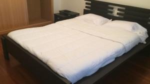 エシュポゼンデにあるEvaJoeの白い大型ベッド(黒いヘッドボード付)