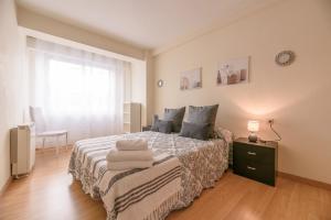 1 dormitorio con cama y ventana en Apartamento Centro Santiago, en Santiago de Compostela