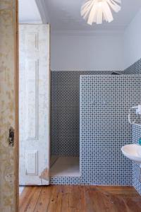 Uma casa de banho em Lost Lisbon :: Chiado House