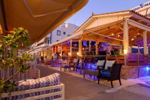 A restaurant or other place to eat at Studios Paradise