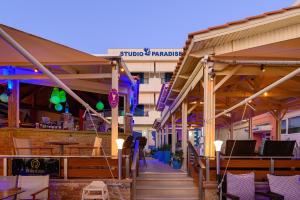 Gambar di galeri bagi Studios Paradise di Kalamaki