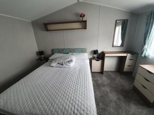 Postel nebo postele na pokoji v ubytování Haven Rockley Park, Lytchett Bay View, Private Holiday Home