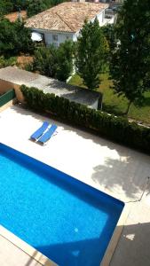 ein Pool mit zwei blauen Rutschen darauf in der Unterkunft Havana Penthouse in Cala Ratjada