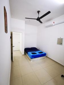 a room with a bed and a ceiling fan at SinggahSini Homestay Balok / Gebeng in Kuantan