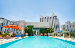 Kolam renang di atau dekat dengan Iberostar Waves Berkeley Shore