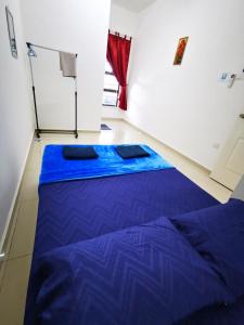 1 Schlafzimmer mit 2 Betten in einem Zimmer in der Unterkunft SinggahSini Homestay Balok / Gebeng in Kuantan