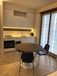 a kitchen with a table and chairs in a kitchen at Monolocale Campo Romano in Schio