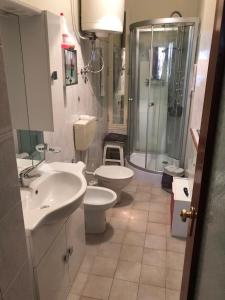 y baño con 2 lavabos, aseo y ducha. en villa aurora, en Francavilla di Sicilia