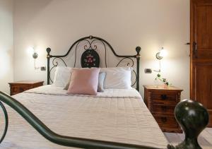 Postel nebo postele na pokoji v ubytování Agriturismo Il Poggio, Casa Rosa