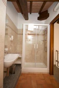 een badkamer met een douche en een wastafel bij Il Gallo Nero in Viterbo