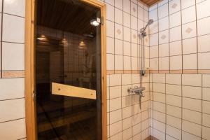 una doccia con una porta in vetro in un bagno di Kultala Cottage a Korkeakoski