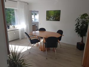 a dining room with a wooden table and chairs at Ferienwohnung an der Klinge in Aalen