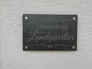 Um cartaz na parede que diz que se graduou em pós-graduação em Ferienwohnung Landquartier em Schweppenhausen