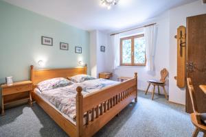 1 dormitorio con cama de madera y ventana en Haus Marianne, en Hof bei Salzburg