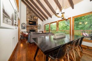 uma sala de jantar com uma mesa e um sofá em A Smoky Mountains Retreat - Chalet de Montagne em Gatlinburg