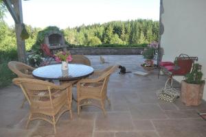 Photo de la galerie de l'établissement "La Belle Chambre" dans une ferme avec etang privé dans la région des Mille Etangs Faucogney-et-La-Mer, à Écromagny