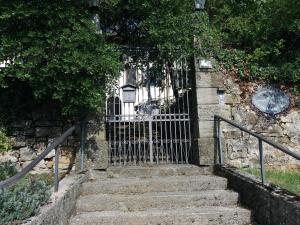 Una puerta con escaleras que conduce a una casa en Agriturismo Casa delle Rose Winery, en Ruttàrs