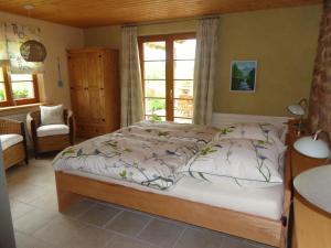 1 dormitorio con cama y ventana en "La Belle Chambre" dans une ferme avec etang privé dans la région des Mille Etangs Faucogney-et-La-Mer, en Écromagny