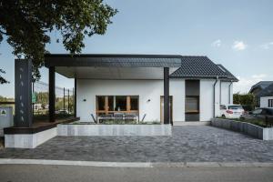una casa bianca con il tetto nero di Sua Casa ad Amblève