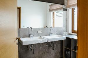 un bagno con due lavandini e uno specchio di Sua Casa ad Amblève