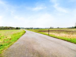 a dirt road in the middle of a field at Snooze Hotel in Corby +2 photos