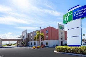 Holiday Inn Express Hotel & Suites Clewiston, an IHG Hotel في كلويستون: تقديم فندق مع وجود لافته في مواقف السيارات