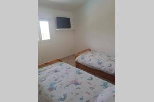 a bedroom with two twin beds and a window at appartement tra mare e monti in Ghisonaccia