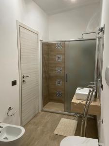 bagno con doccia, lavandino e servizi igienici di Villa DANAE a Mondello