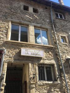 ラ・トゥール・デュ・パンにあるAppartement la Gareの石造りの建物脇の看板