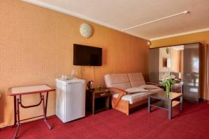 盧爾的住宿－滑鐵盧酒店，客厅配有冰箱和沙发。