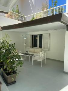 patio con divano e tavolo di Villa DANAE a Mondello