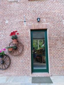 uma parede de tijolos com dois vasos de flores e uma janela em LA LEGIUN STRANIERA em Boves