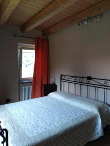 um quarto com uma cama branca e uma janela em LA LEGIUN STRANIERA em Boves