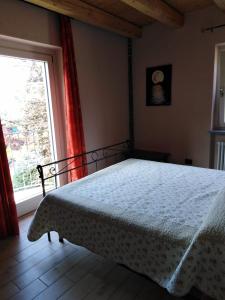 um quarto com uma cama e uma grande janela em LA LEGIUN STRANIERA em Boves