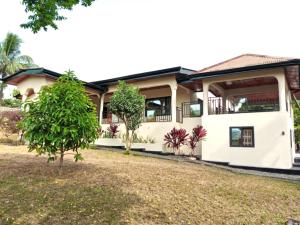 una casa con un patio delante de ella en Portersville Private Lodge en Freetown