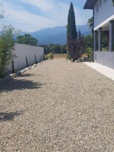a gravel driveway in front of a building at appartement tra mare e monti in Ghisonaccia