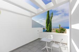 Jest to biały pokój z widokiem na ocean. w obiekcie Villa Caterina, Luxury Villa with Heated Pool Ocean View in Adeje, Tenerife w Adeje