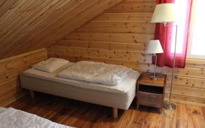 een slaapkamer met een bed in een houten muur bij Himoseasy Cottages in Jämsä