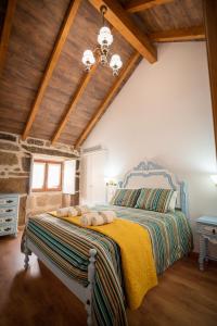 A bed or beds in a room at Casa do Morgado