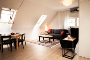 ein Wohnzimmer mit einem Sofa und einem Tisch in der Unterkunft Solny Domek Salt House in Wieliczka
