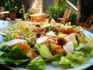 uma salada com carne e queijo num prato em Loremar em Gaeta