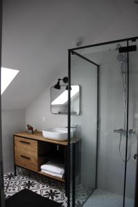 a bathroom with a sink and a mirror at L'Escale Bellifontaine in Ury