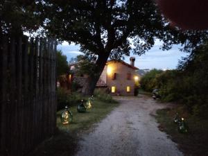 A garden outside B&B I Canonici