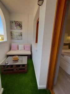 een woonkamer met een bank en een tafel bij Suite Ruidera Beach in Ruidera