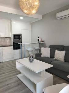 een woonkamer met een bank en een tafel bij Suite Ruidera Beach in Ruidera