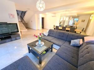 uma sala de estar com um sofá e uma mesa com flores em Villa Nemo em Porec